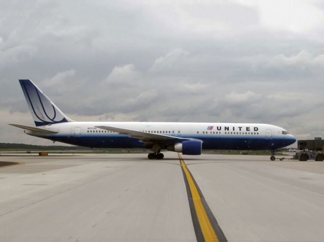 Boeing 757-200 (N657UA)