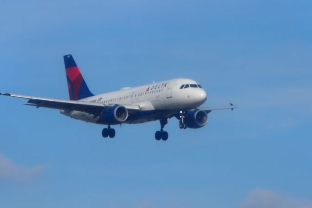 Airbus A319 (N334NB)