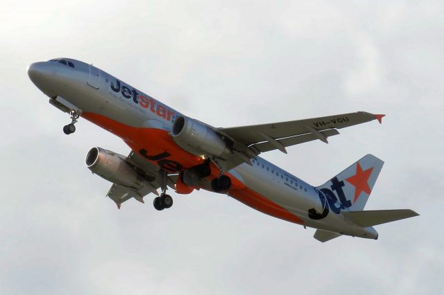 Airbus A320 (VH-VGU) - Jetstar Airbus A320 landing at Sunshine Coast Airport 16 Jan 2014