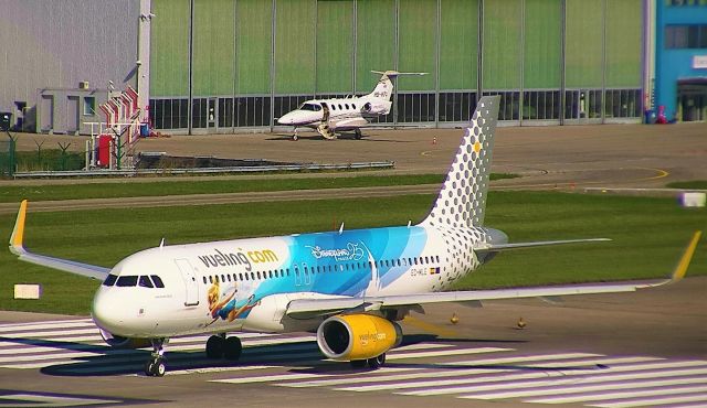 Airbus A320 (EC-MLE) - Waiting for departure to Lisbon