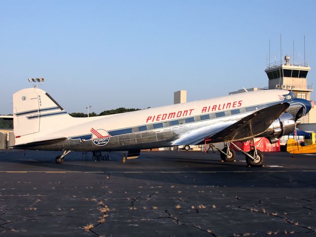 Douglas DC-3 (N44V)