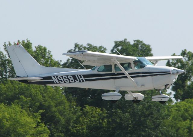 Cessna Skyhawk (N969JH) - Landing at Downtown Shreveport.