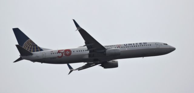 Boeing 737-900 (N66837) - United's Special Olympics Livery minutes before landing, spring 2019.