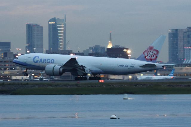 BOEING 777-200LR (B-18771)