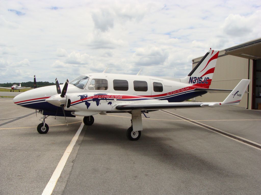 Piper Navajo (N316JC)