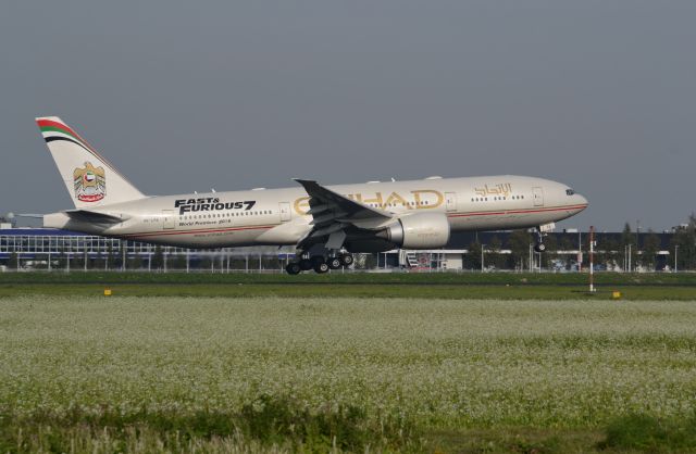 BOEING 777-200LR (A6-LRE) - 12-10-2015 EERSTE BEZOEK AAN SCHIPHOL