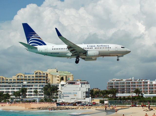 Boeing 737-700 (HP-1524CMP)