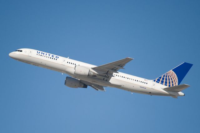 Boeing 757-200 (N669UA)