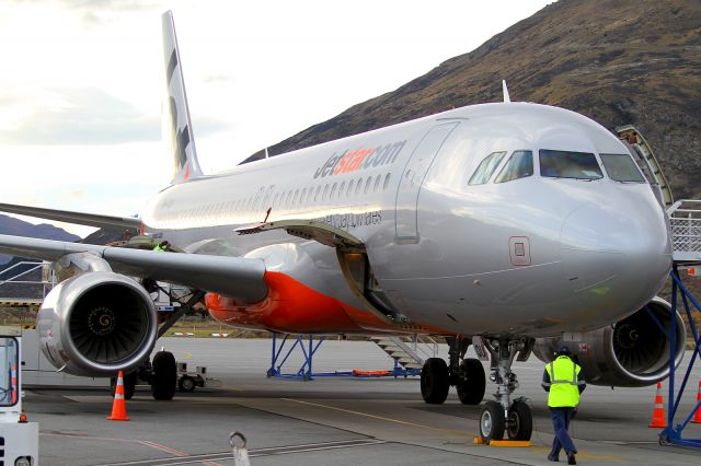 Airbus A320 (VH-VQU)