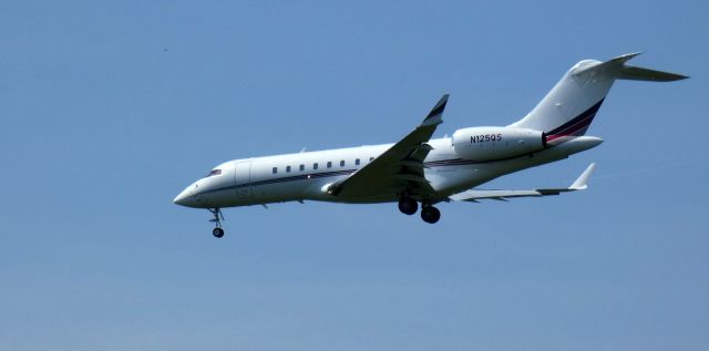Bombardier Global 5000 (N125QS) - About to touch down is this 2023 Bombardier Global 5500 in the Spring of 2024.