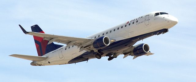 Embraer 175 (N602CZ)