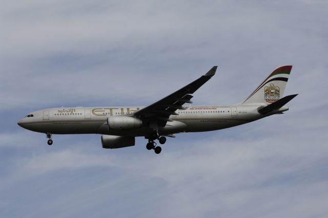 Airbus A330-200 (A6-EYP) - Final Approach to Narita Intl Airport Rnwy34L on 2012/10/13