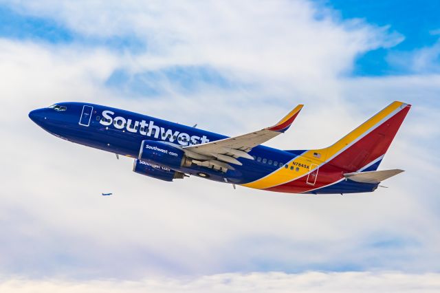 Boeing 737-700 (N7845A) - Southwest Airlines 737-700 taking off from PHX on 11/28/22. Taken with a Canon 850D and Tamron 70-200 G2 lens.