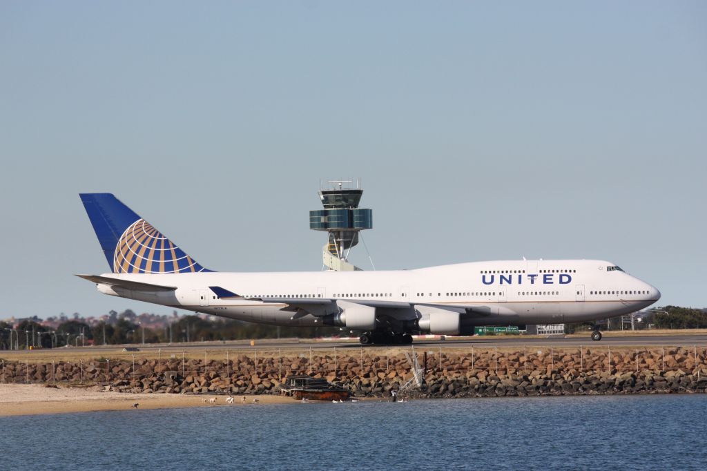 Boeing 747-400 (N127UA)