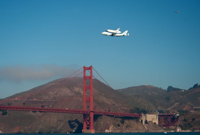 Boeing 747-200 (N905NA) - On September 21, 2012 was in San Francisco for the Endeavor tour of California. Shot of the aircraft and shuttle over the Golden Gate.