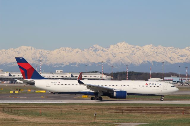 Airbus A330-300 (N817NW)