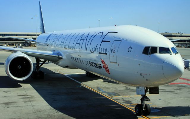 BOEING 777-300 (B-2032)