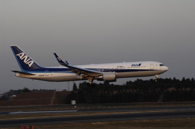 BOEING 767-300 (JA624A) - Landing at NRT Airport Runway 16L on 2011/12/29