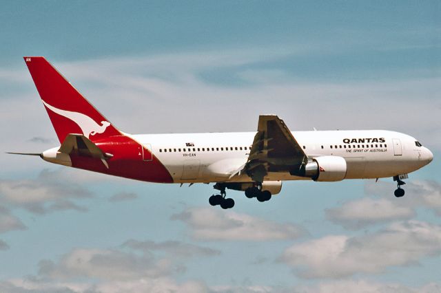 Bell JetRanger (VH-EAN) - QANTAS - BOEING 767-238/ER - REG : VH-EAN (CN 23402/133) - ADELAIDE INTERNATIONAL AIRPORT SA. AUSTRALIA - YPAD (13/1/1990)