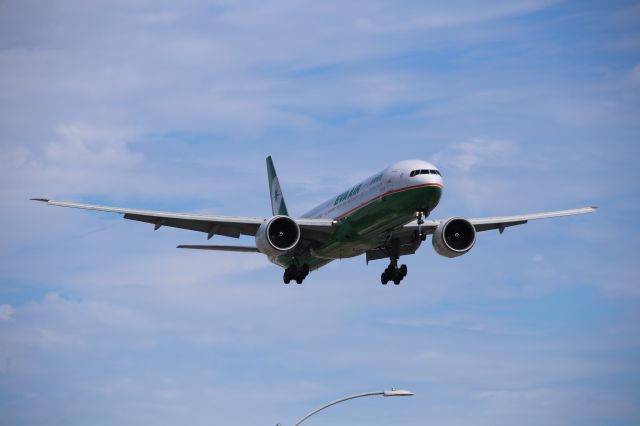 BOEING 777-300ER (B-16705)