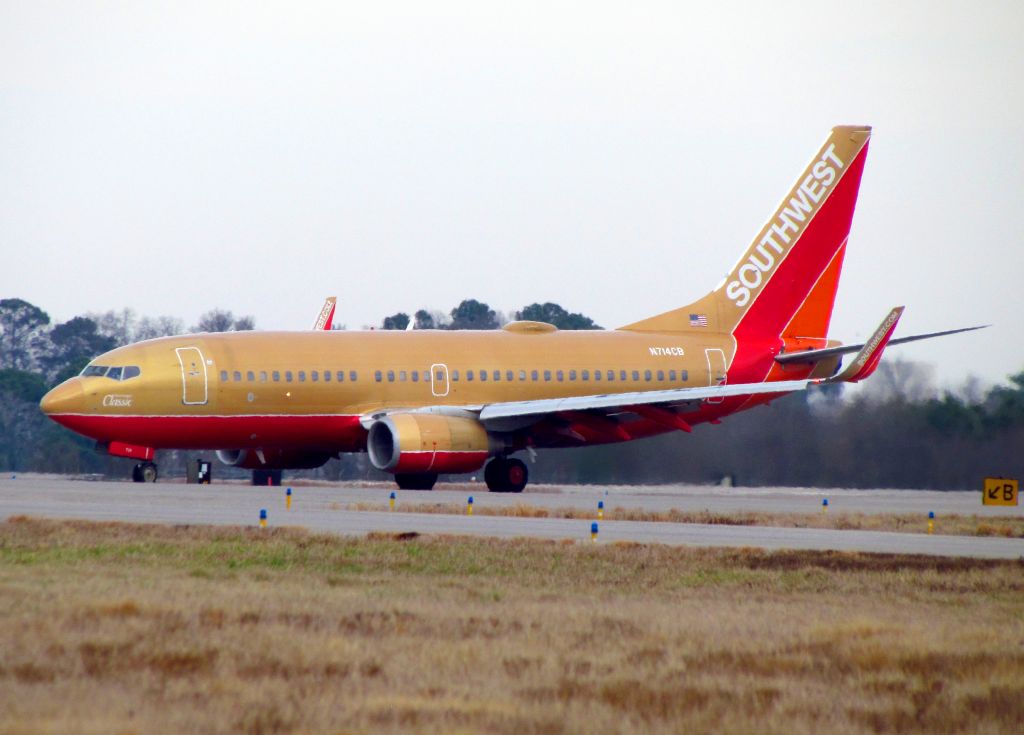 Boeing 737-700 (N714CB)