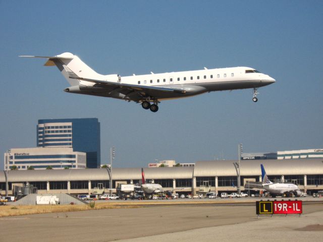 Bombardier Global Express (N1TS) - LANDING ON RWY 19R