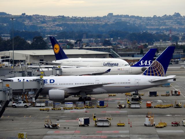 Boeing 777-200 (N227UA) - UAL889 PEK-SFO