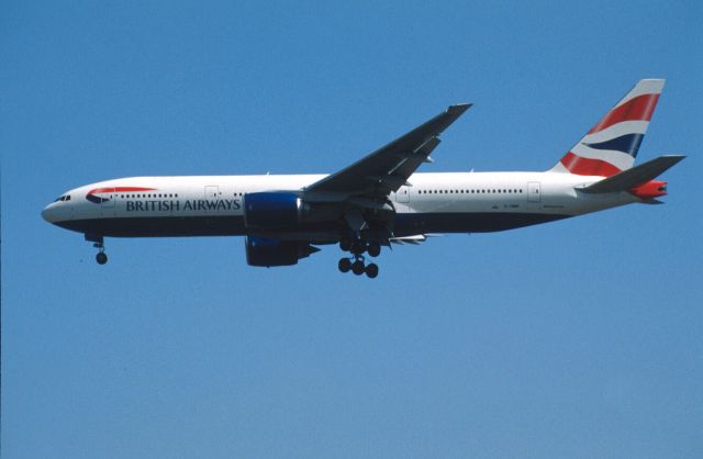 Boeing 777-200 (G-YMMD) - Final Approach to Narita Intl Airport Rwy34L on 2002/04/01