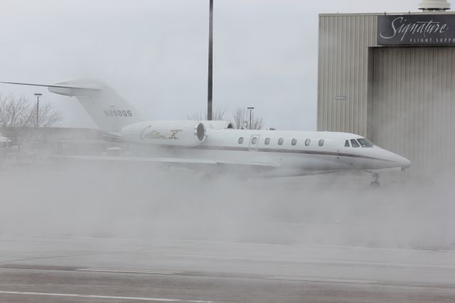 Cessna Citation X (N998QS) - Lots of water vapor coming off the concrete.