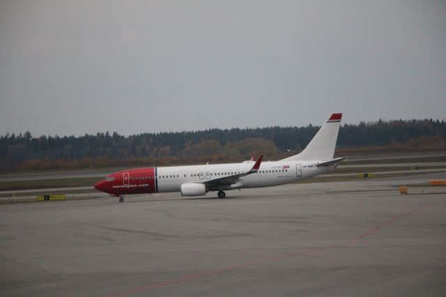 Boeing 737-800 (LN-NHF) - 10/21/16 Norwegian taxiing out for Rwy 01L