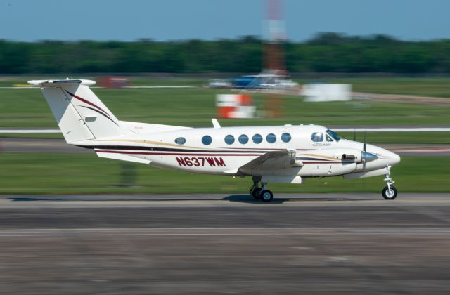 Beechcraft Super King Air 200 (N637WM) - BLOCKED for tracking per owner request, N637WM taxis to runway 35L at EFD on April 20, 2021