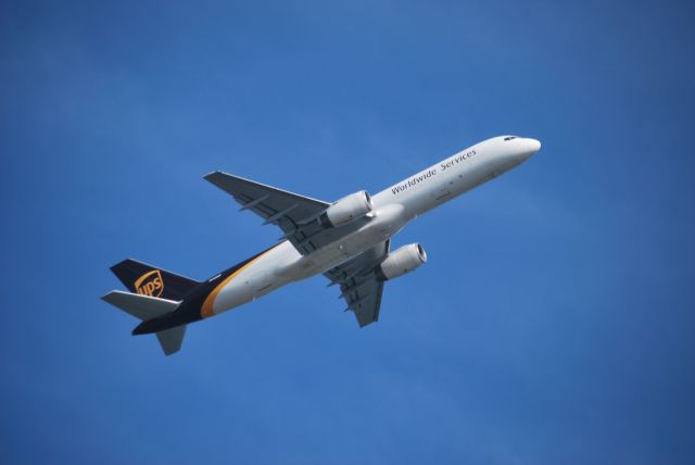 Boeing 757-200 (N445UP) - Departing runway 26 to DFW