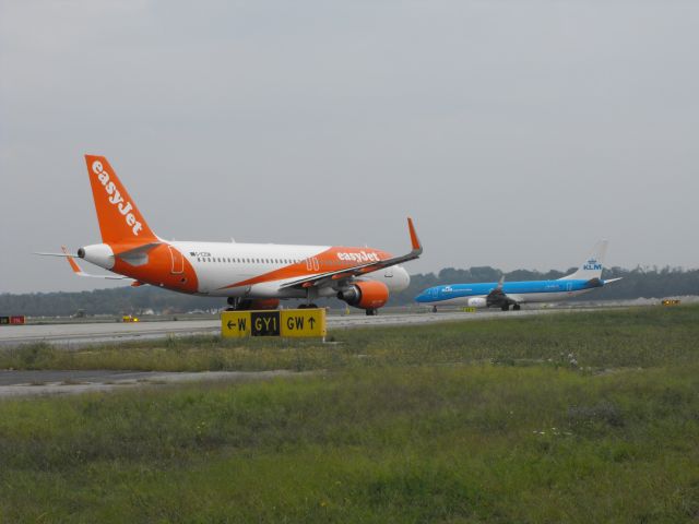Airbus A320 (G-EZOM)