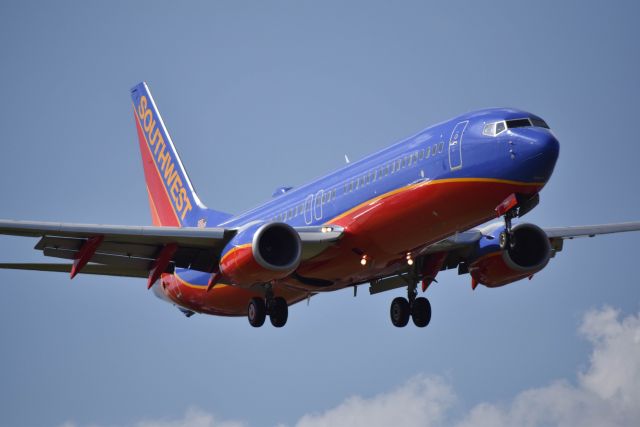 Boeing 737-700 (N8618N) - 8/7/2016: Southwest Airlines Boeing 737-8H4 landing at KHOU. 