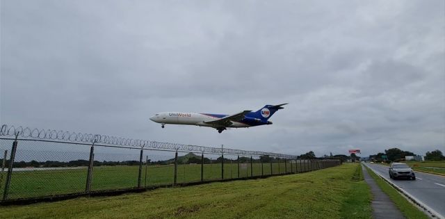 Boeing 727-100 (HP-1939UCG) - Cabecera MPDA pista 22