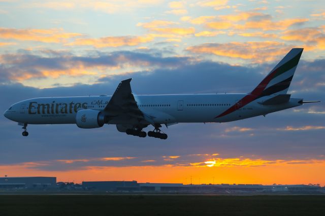 BOEING 777-300 (A6-EBQ)