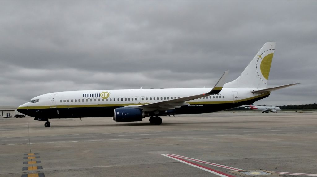 Boeing 737-800 (N733MA)
