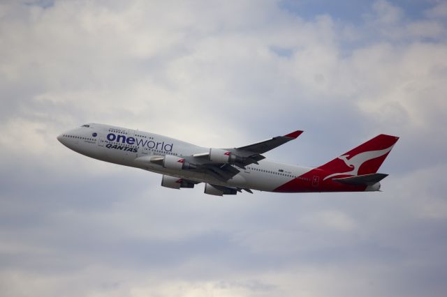 Boeing 747-400 (VH-OEF) - Qantas 747 in its stunning One World Livery rocketing to Johannesburg.  