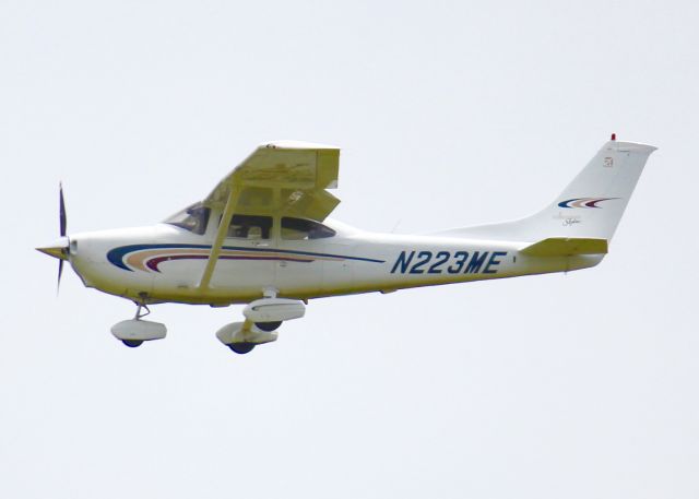 Cessna Skylane (N223ME) - At Shreveport Regional.