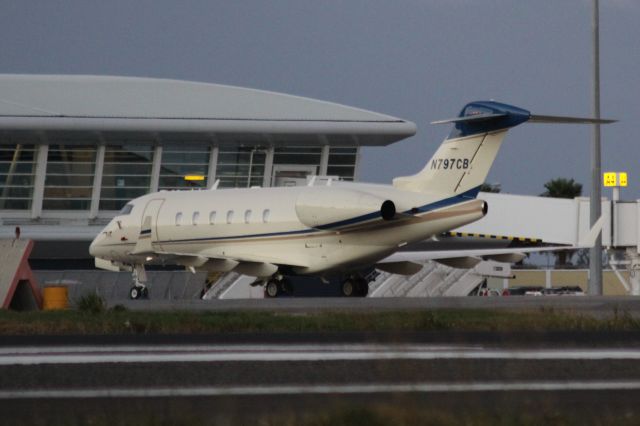 Bombardier Challenger 300 (N797CB)