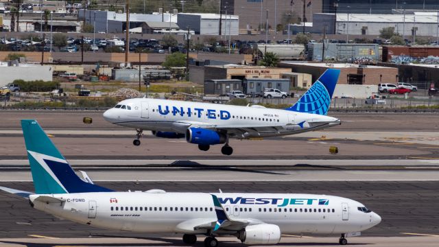 Airbus A319 (N812UA) - United Airlines A319 landing at PHX on 4/12/22. Taken with a Canon 850D and Canon 75-300mm lens.