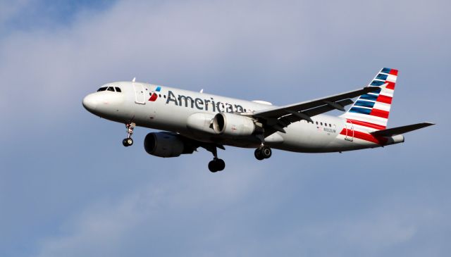 Airbus A320 (N102UW) - On final is this 1998 American Airlines Airbus A320-214 from the Autumn of 2020.