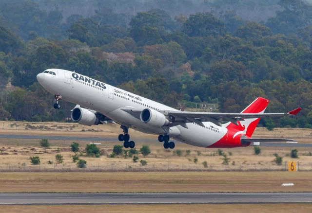 Airbus A330-300 (VH-QPF)