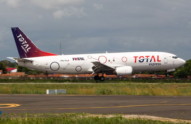 BOEING 737-400 (PS-TLA)