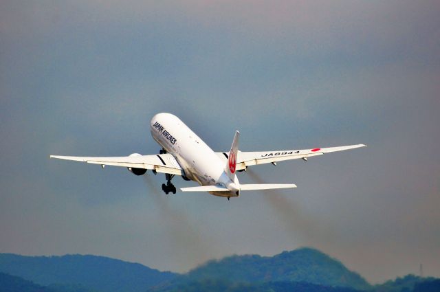 BOEING 777-300 (JA8944)