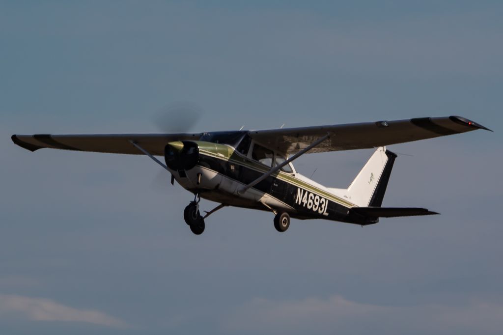 Cessna Skyhawk (N4693L)