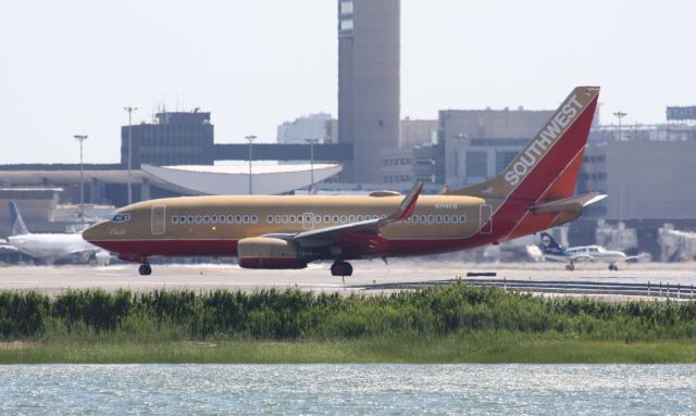 Boeing 737-700 (N714CB)