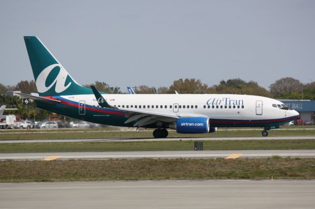 Boeing 737-700 (N279AT) - AirTran Flight 696 (N279AT) arrives on Runway 14 at Sarasota-Bradenton International Airport following a flight from Hartsfield-Jackson Atlanta International Airport