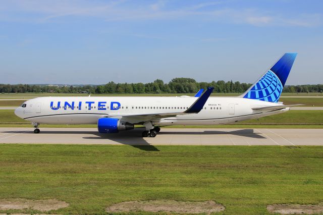 BOEING 767-300 (N642UA)