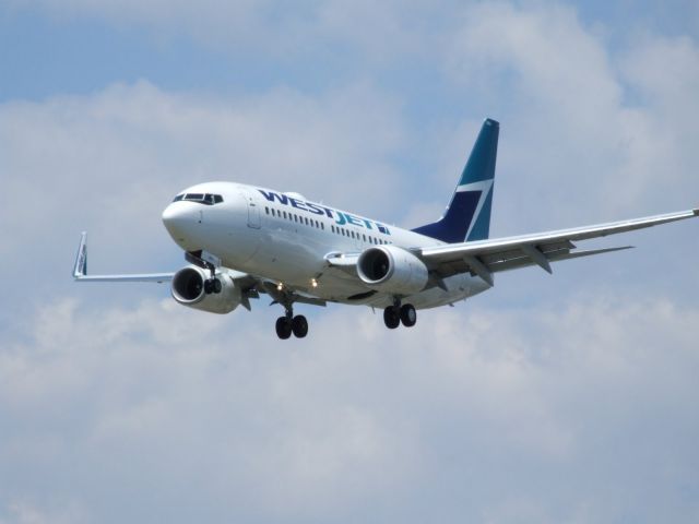 Boeing 737-700 (C-FKIW)